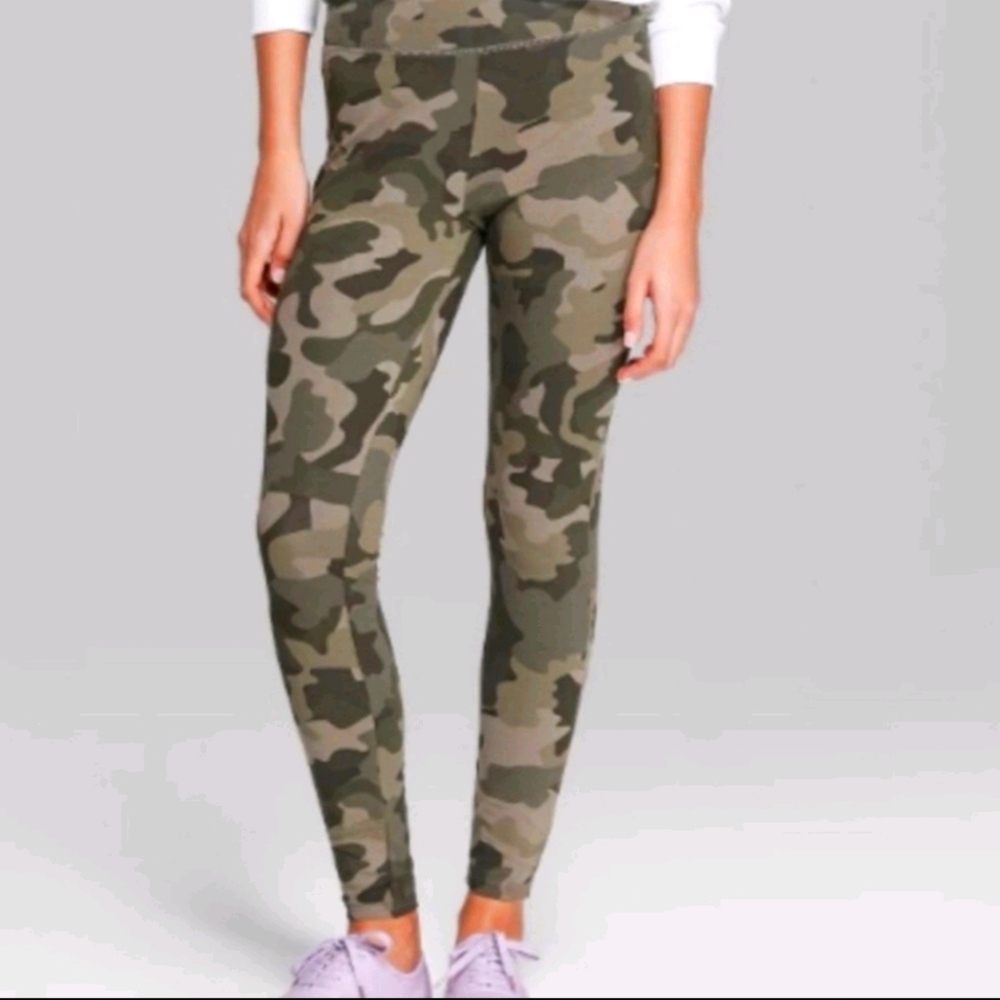 Wild fable high wasted Camo capri leggings